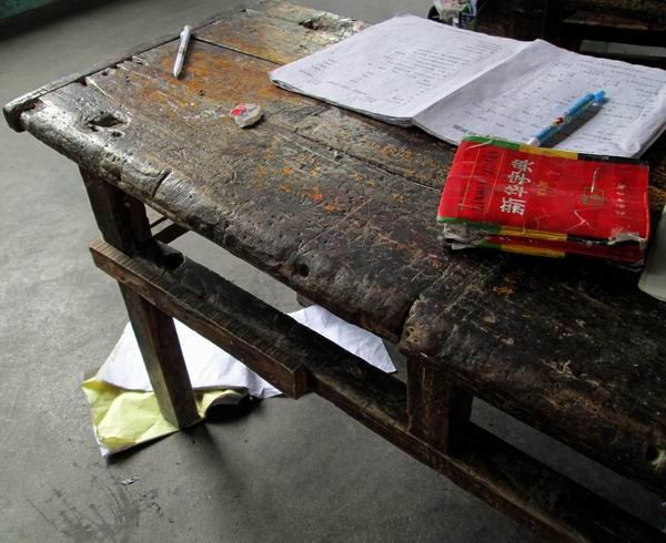  上图的桌子是某某单位化学实验室淘汰了的桌子捐赠给这个学校的